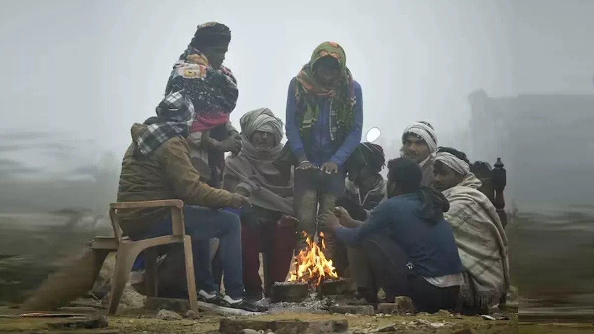 ठंड से बचने माना  में अलाव तापते लोग