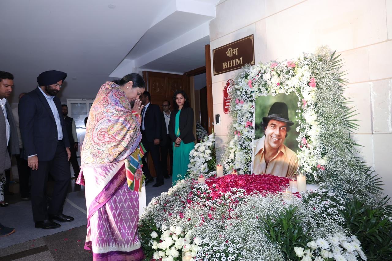 दिल्ली के डॉ. आंबेडकर इंटरनेशनल सेंटर में अभिनेता धर्मेंद्र को श्रद्धांजलि अर्पित करती Chief Minister  रेखा गुप्ता