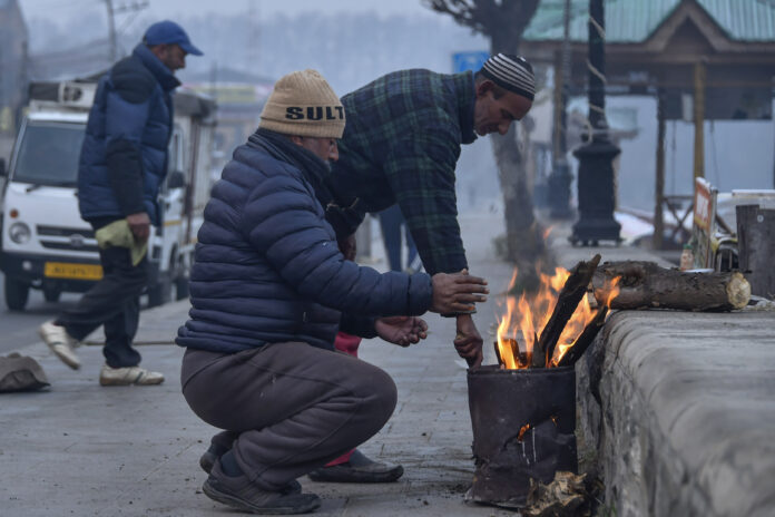 जम्मू-कश्मीर और लद्दाख में न्यूनतम तापमान गिरने से तेज़ ठंड ने अपनी पकड़ की और मज़बूत जम्मू-कश्मीर और लद्दाख में न्यूनतम तापमान गिरने से तेज़ ठंड ने अपनी पकड़ की और मज़बूत