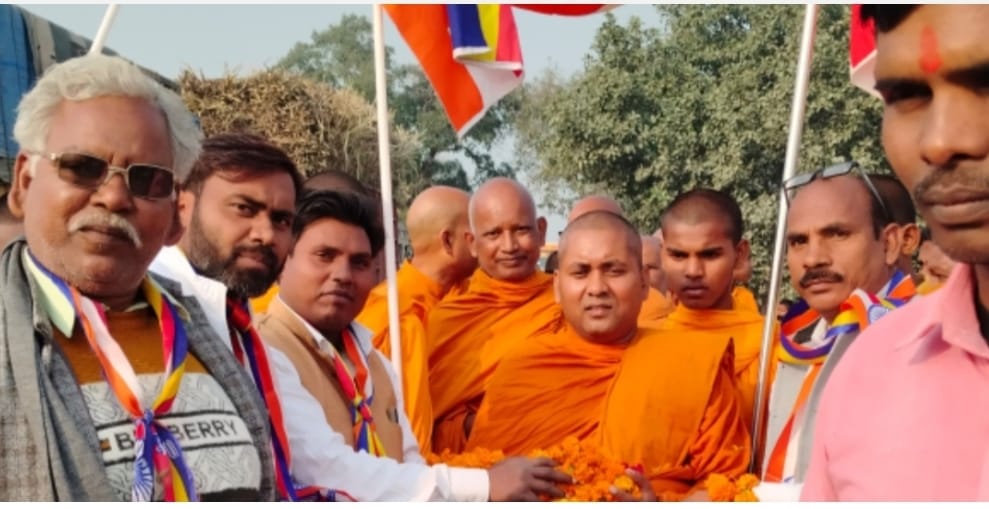 धम्म यात्रा में चल रहे भिक्षु