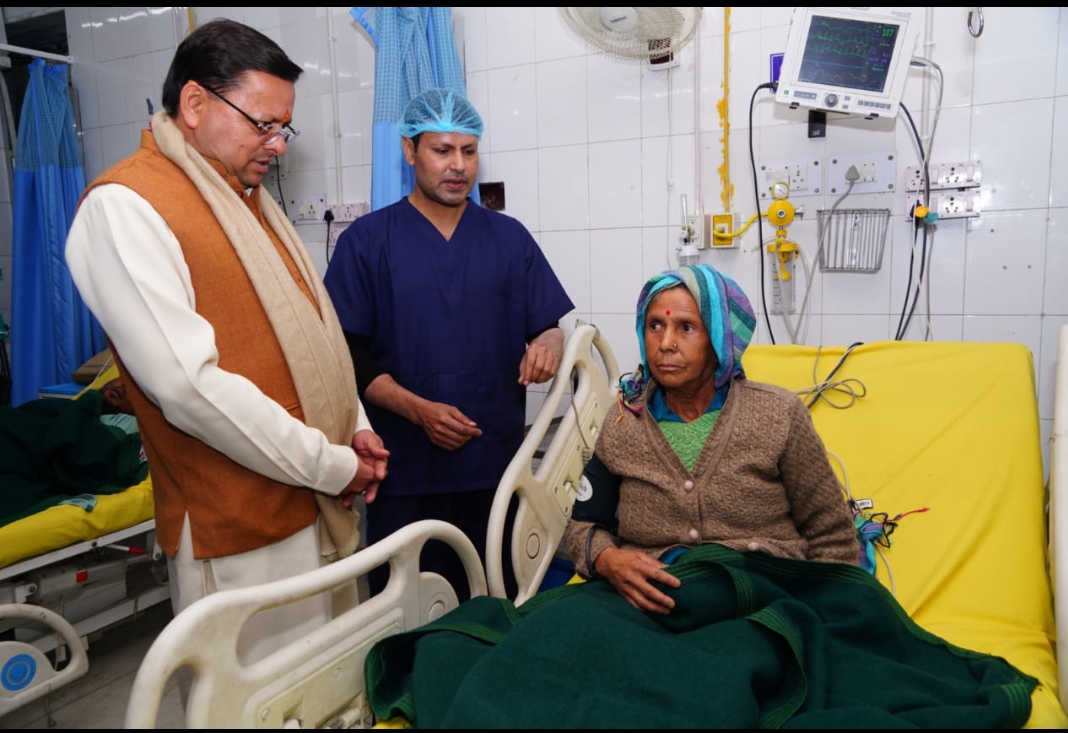 Chief Minister दून मेडिकल कॉलेज में अस्पताल में भर्ती मरीजों से भेंट करते. Chief Minister दून मेडिकल कॉलेज में अस्पताल में भर्ती मरीजों से भेंट करते.