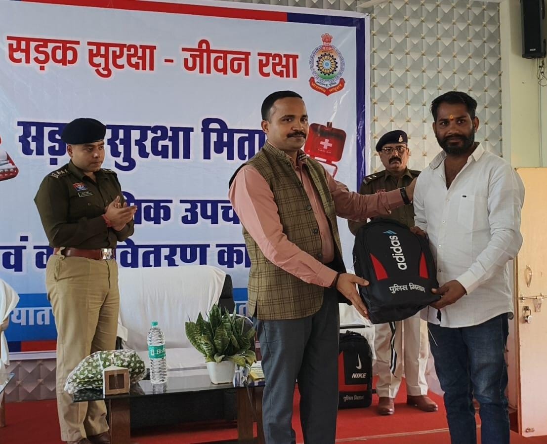 सड़क सुरक्षा मितान को किट वितरण करते हुए एसपी सूरज सिंह परिहार।