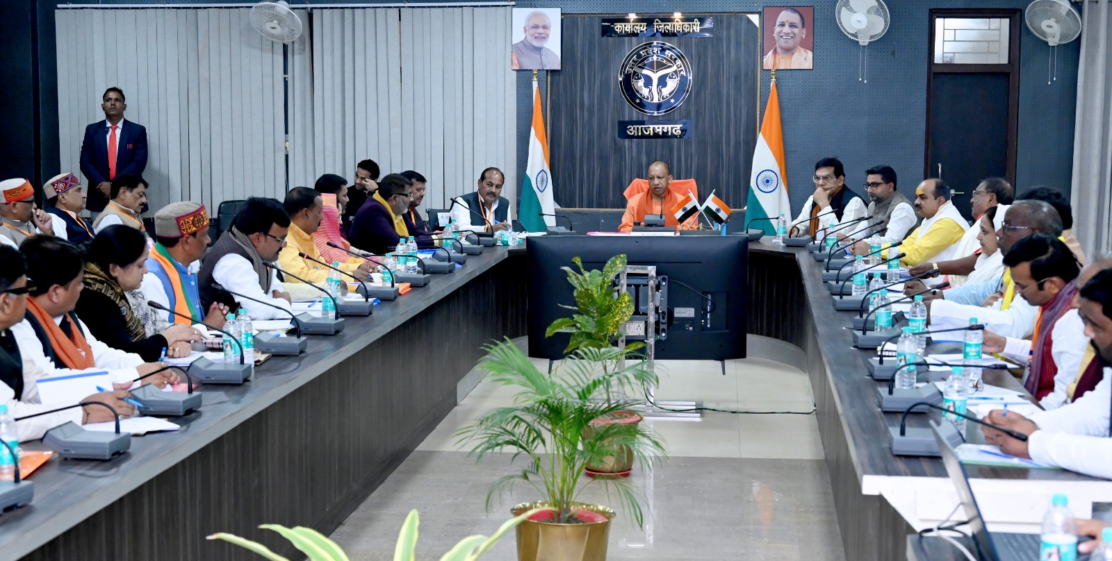 कलेक्ट्रेट सभागर में वैठक करते सीएम कलेक्ट्रेट सभागर में वैठक करते सीएम