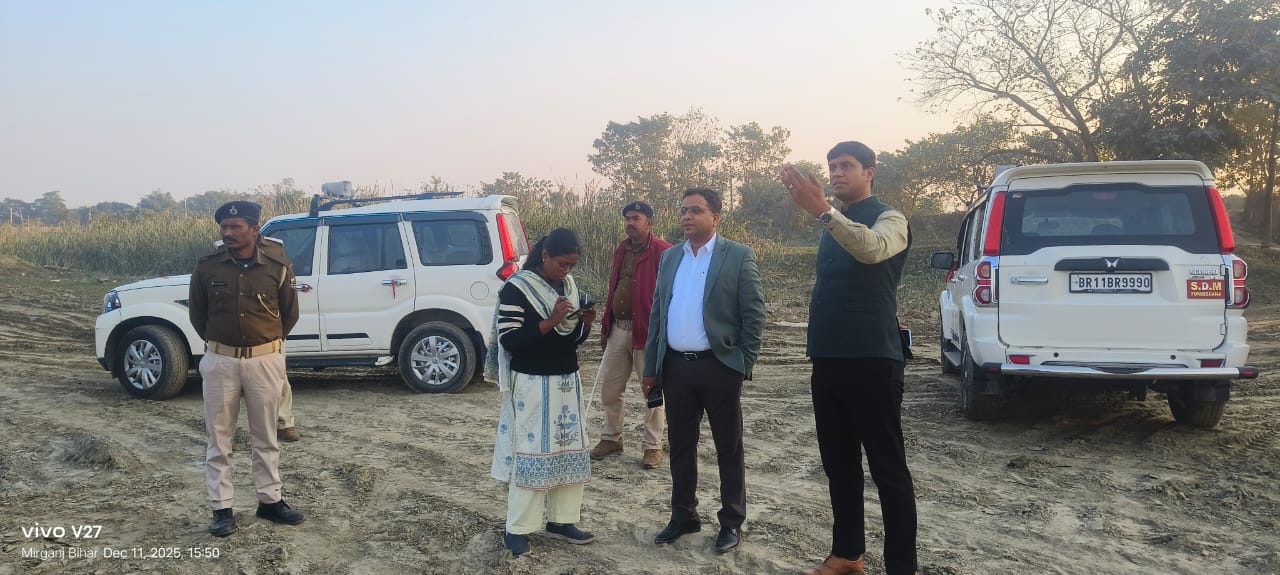 अररिया फोटो:छापामारी में एसडीएम और अन्य अधिकारी अररिया फोटो:छापामारी में एसडीएम और अन्य अधिकारी