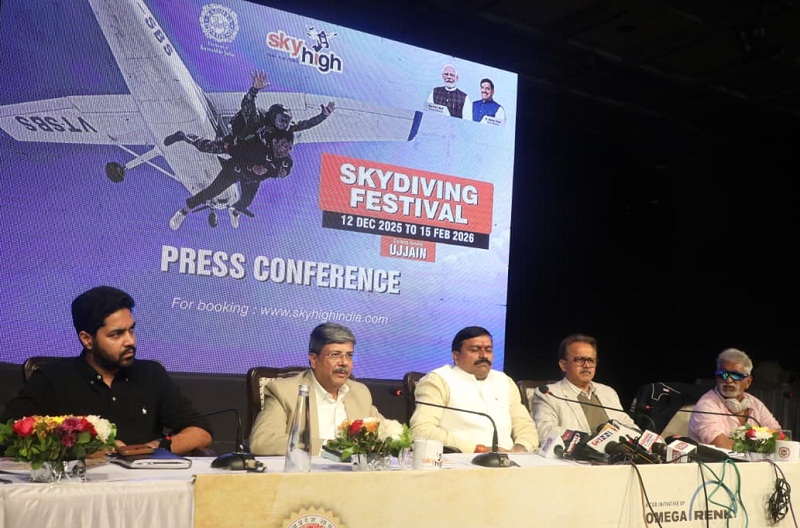 स्काई डाइविंग आयोजन की जानकारी देते हुए मंत्री लोधी