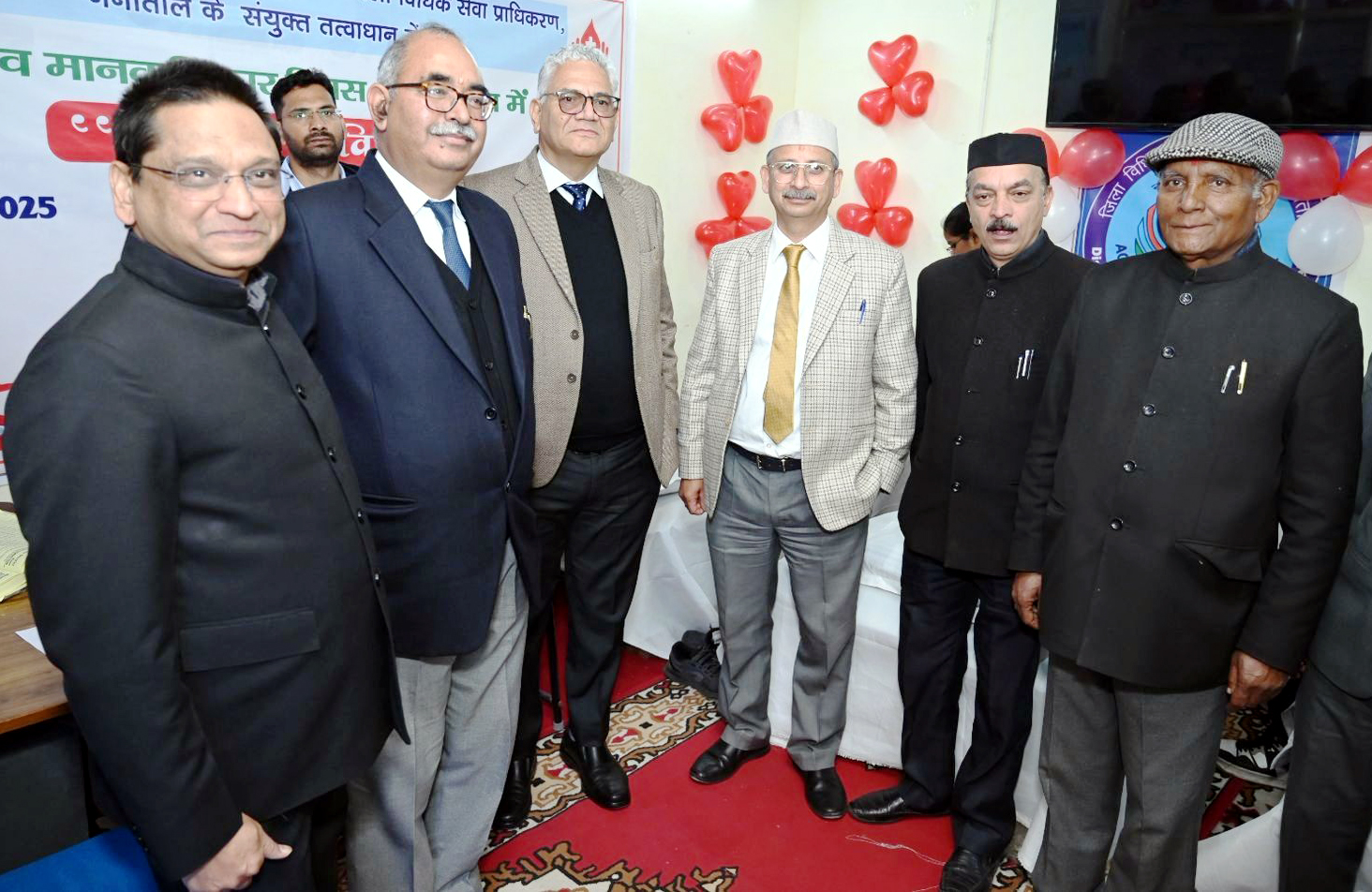 जिला न्यायालय परिसर में आयोजित रक्तदान शिविर में मौजूद उच्च न्यायालय के न्यायाधीश एवं अधिवक्ता. जिला न्यायालय परिसर में आयोजित रक्तदान शिविर में मौजूद उच्च न्यायालय के न्यायाधीश एवं अधिवक्ता.