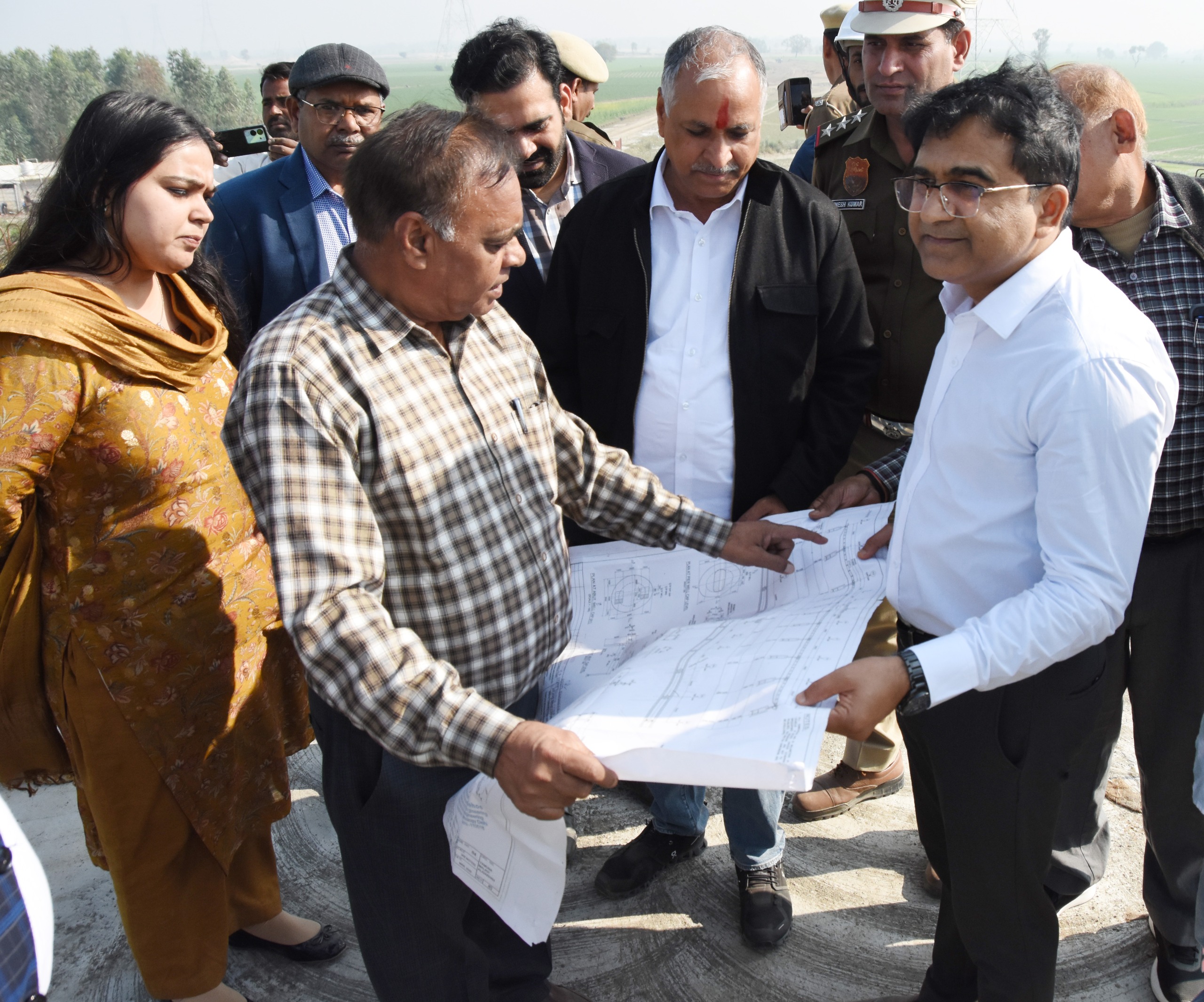 विभिन्न विकास कार्यों का किया निरीक्षण करने के लिए विधायक हरेंद्र सिंह व उपायुक्त डा. हरीश कुमार वशिष्ठ ने किया हसनपुर का दौरा