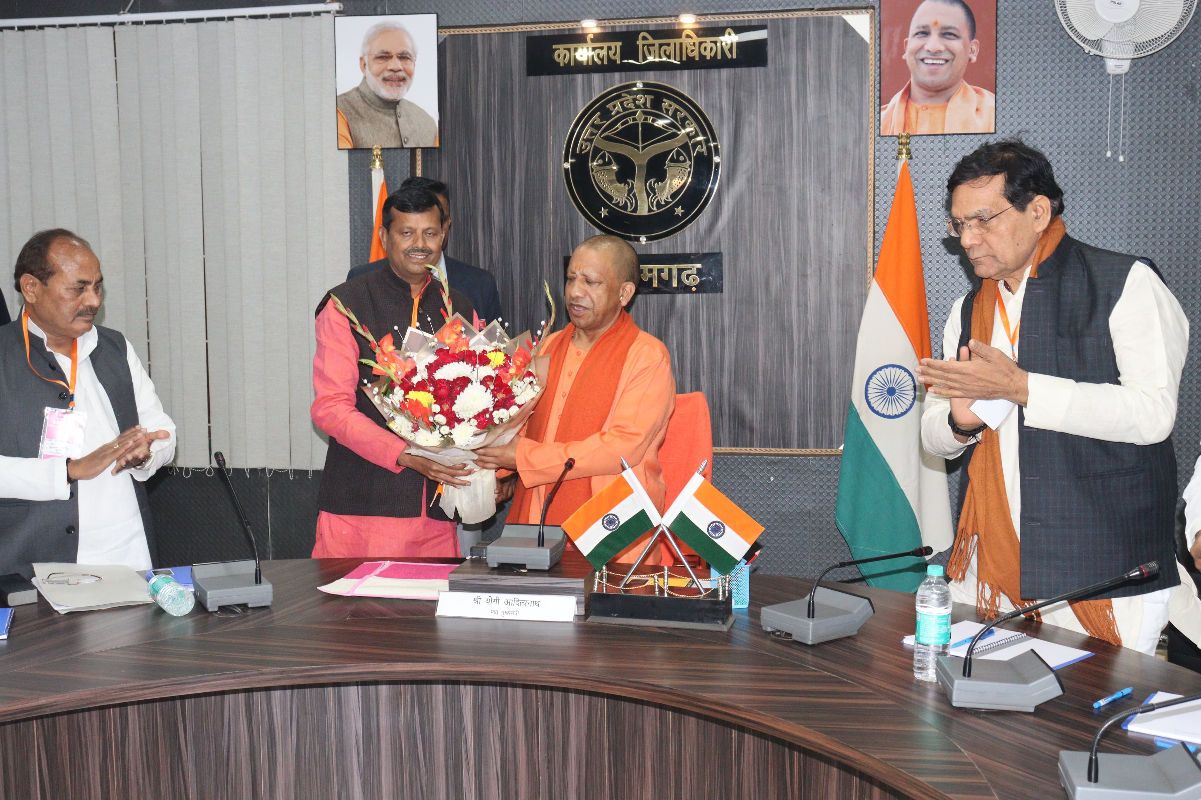 सीएम का स्वागत करते संगठन के पदाधिकारी सीएम का स्वागत करते संगठन के पदाधिकारी