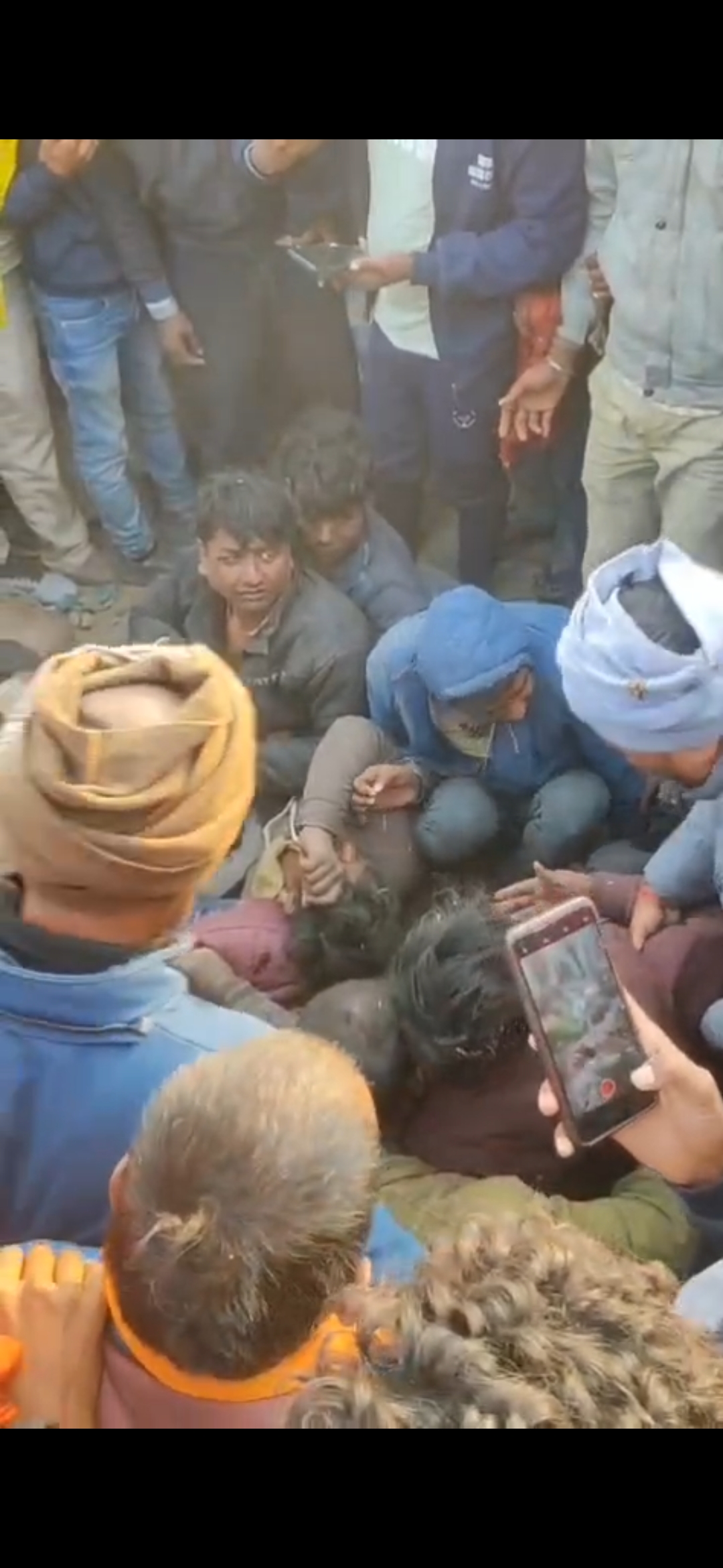 ग्रामीणों की पकड़ में भेड़ चोर. ग्रामीणों की पकड़ में भेड़ चोर.