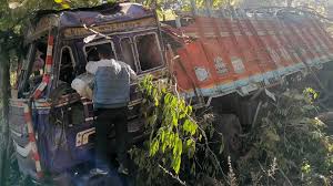 मक्का भरने जा रहा ट्रक अनियंत्रित होकर 500 फीट खाई में गिरा