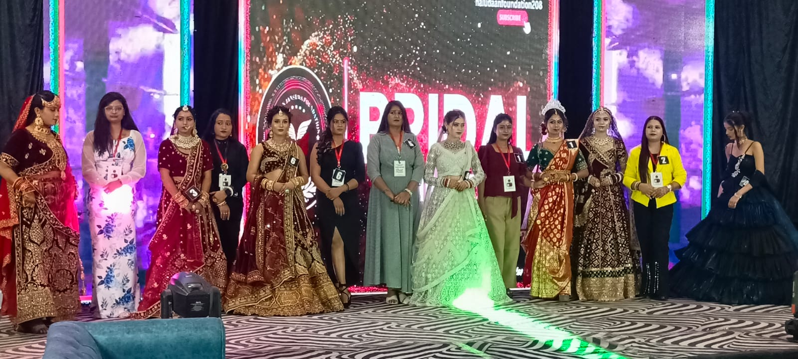 रैंप वाक के बाद समूह में खड़ी हुई प्रतिभागी युवतियां।