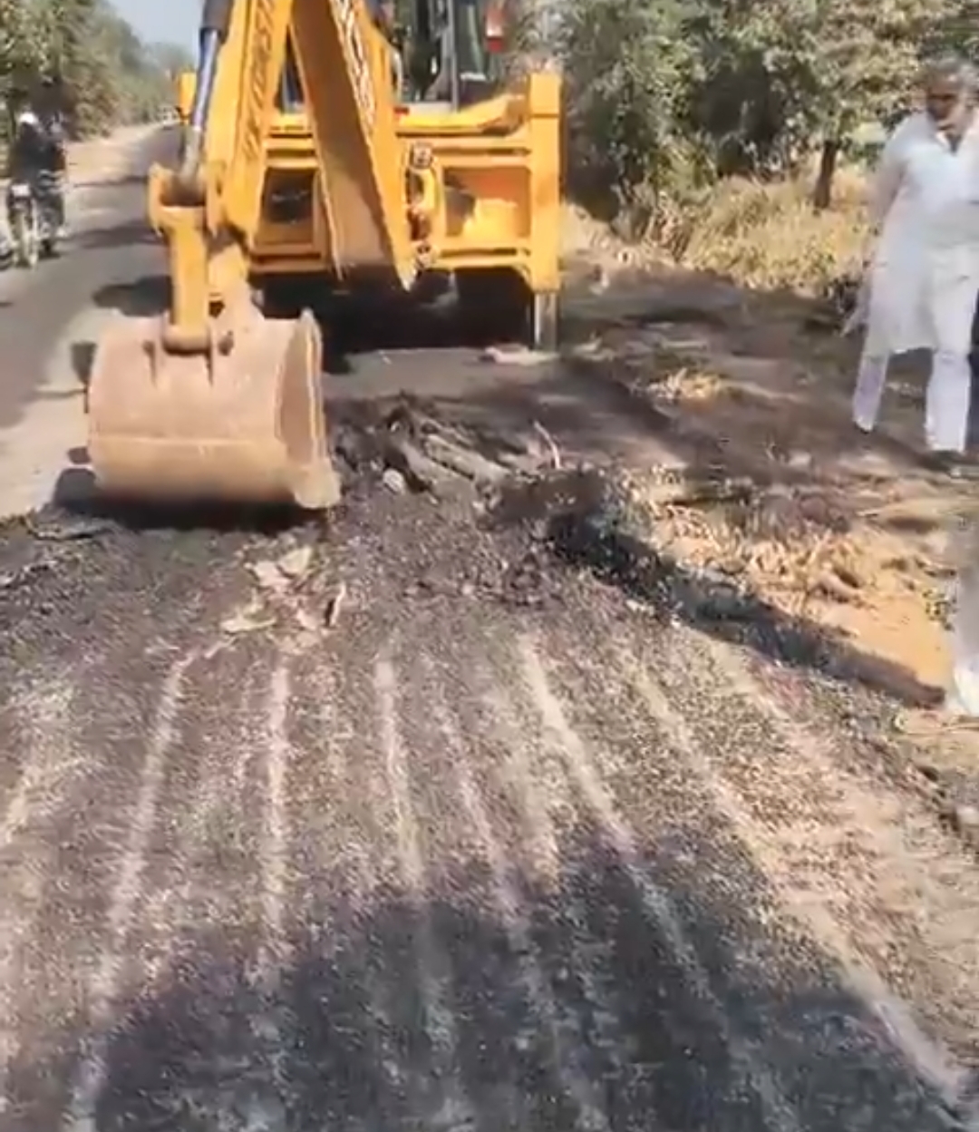 सड़क उखड़ती जेसीबी मशीन सड़क उखड़ती जेसीबी मशीन