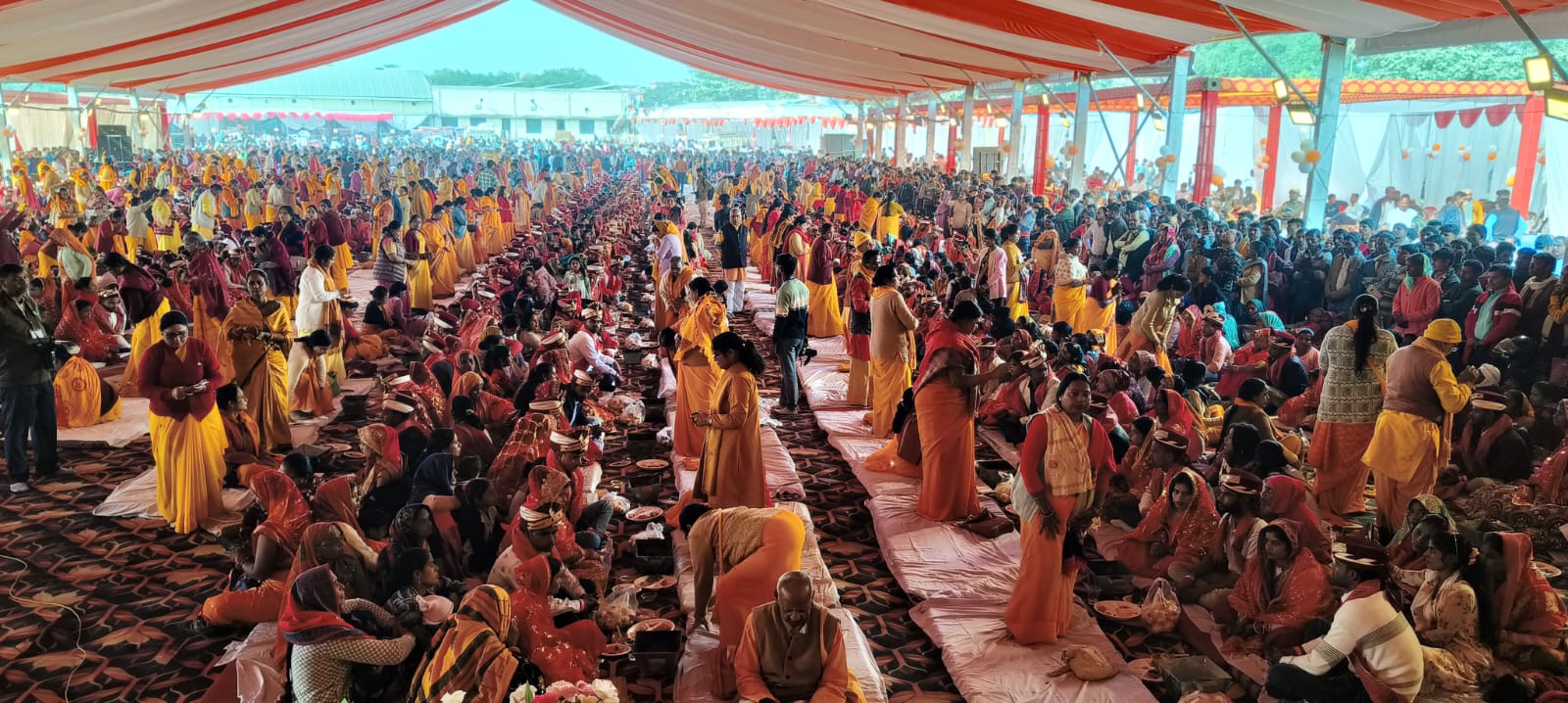 सामूहिक विवाह के अंतर्गत जोड़ो का ग्रुप का छायाचित्र सामूहिक विवाह के अंतर्गत जोड़ो का ग्रुप का छायाचित्र