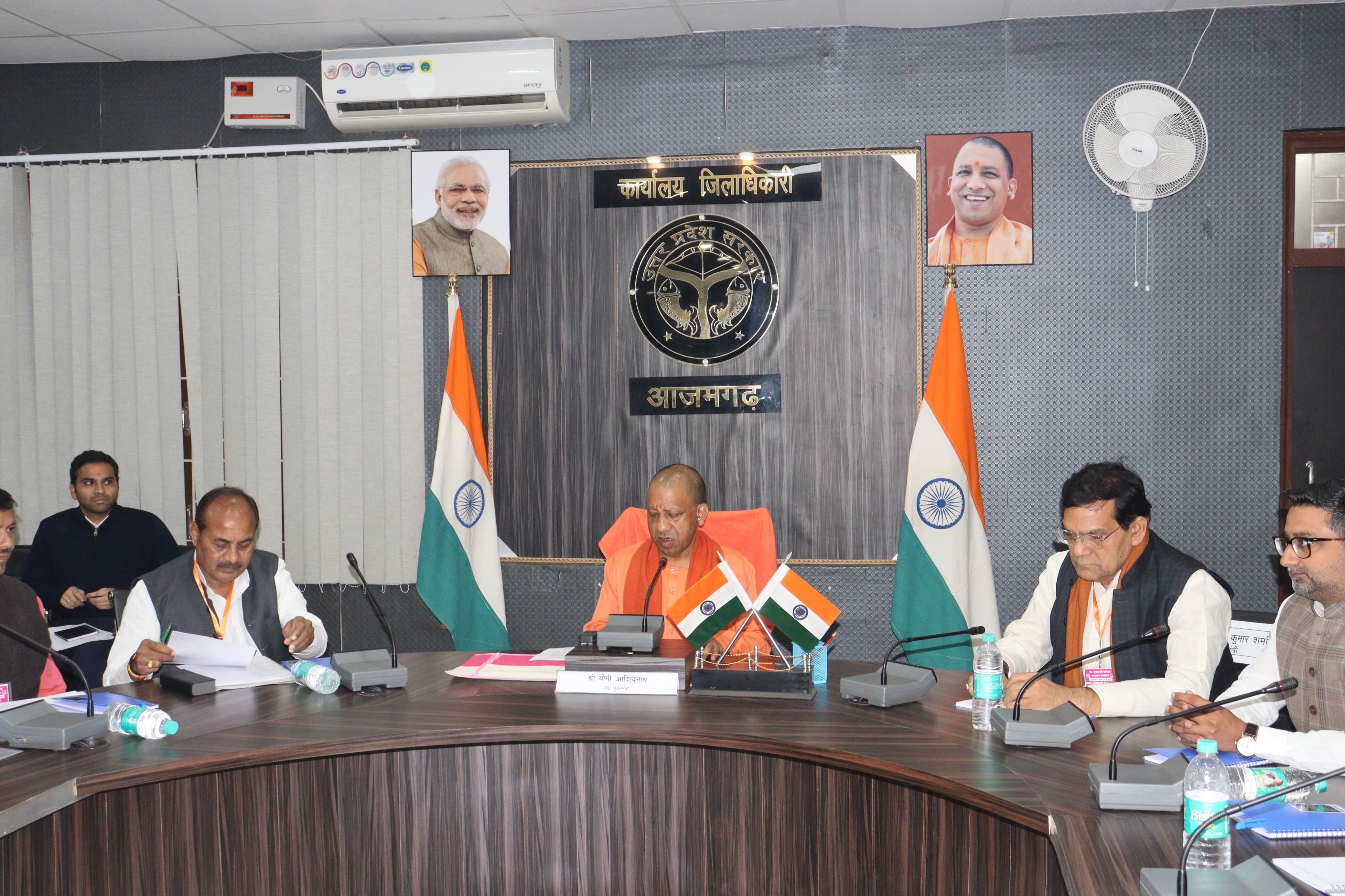 कलेक्ट्रेट सभागर में वैठक करते सीएम 1 कलेक्ट्रेट सभागर में वैठक करते सीएम 1