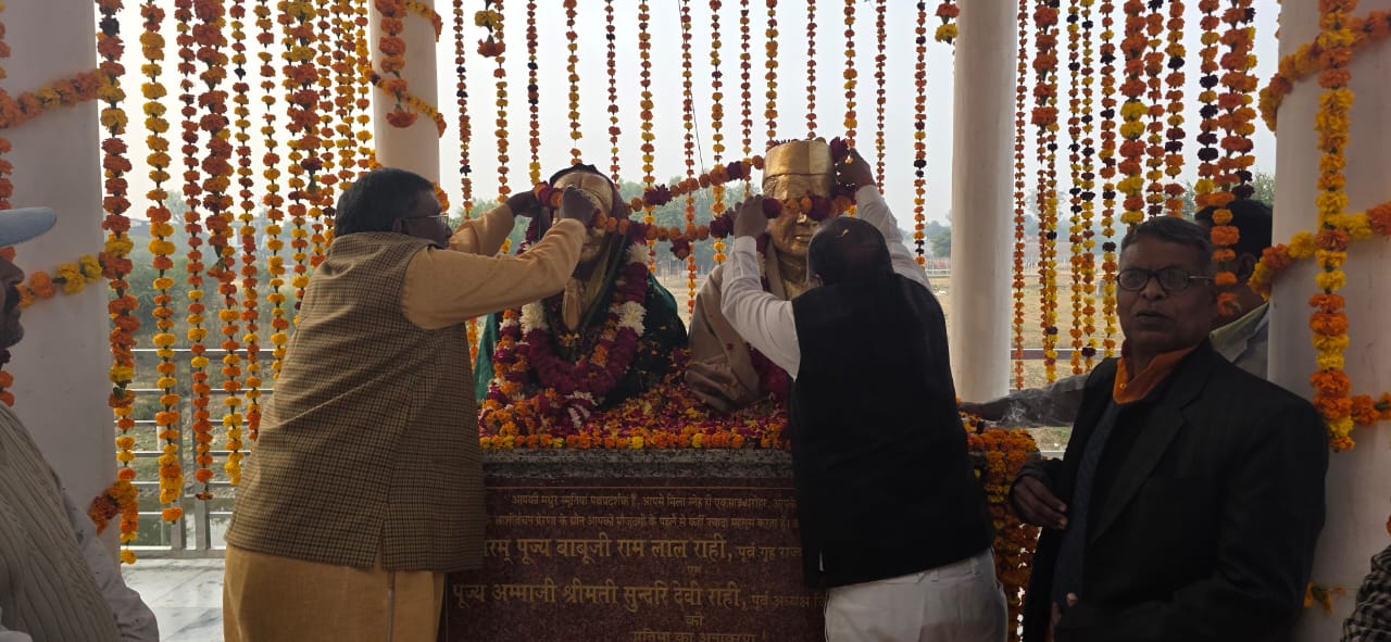 पूर्व केंद्रीय गृह राज्य मंत्री की पुण्यतिथि पर माला अर्पण करते कर कारागार राज्य मंत्री