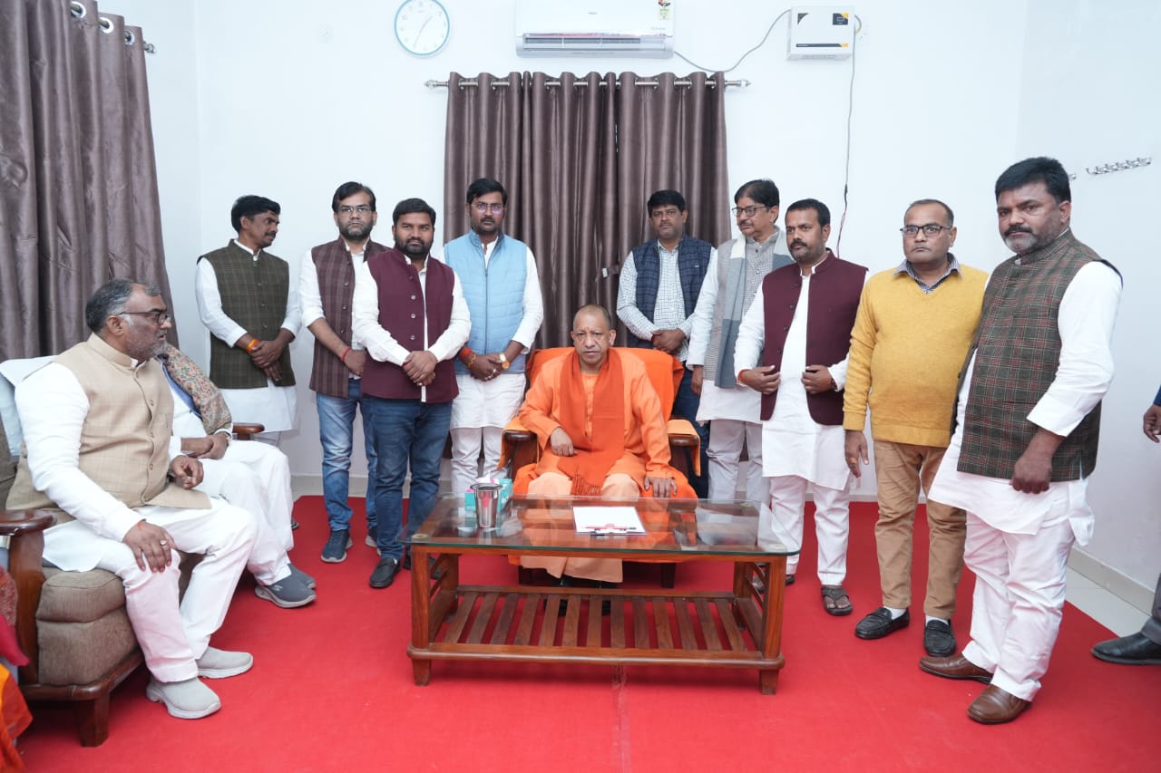 Chief Minister योगी आदित्यनाथ पार्टी के नेताओं के साथ Chief Minister योगी आदित्यनाथ पार्टी के नेताओं के साथ