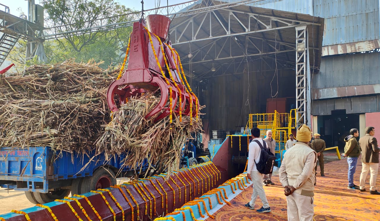 शुगर मील में पहुुंची गन्ने की ट्राली.