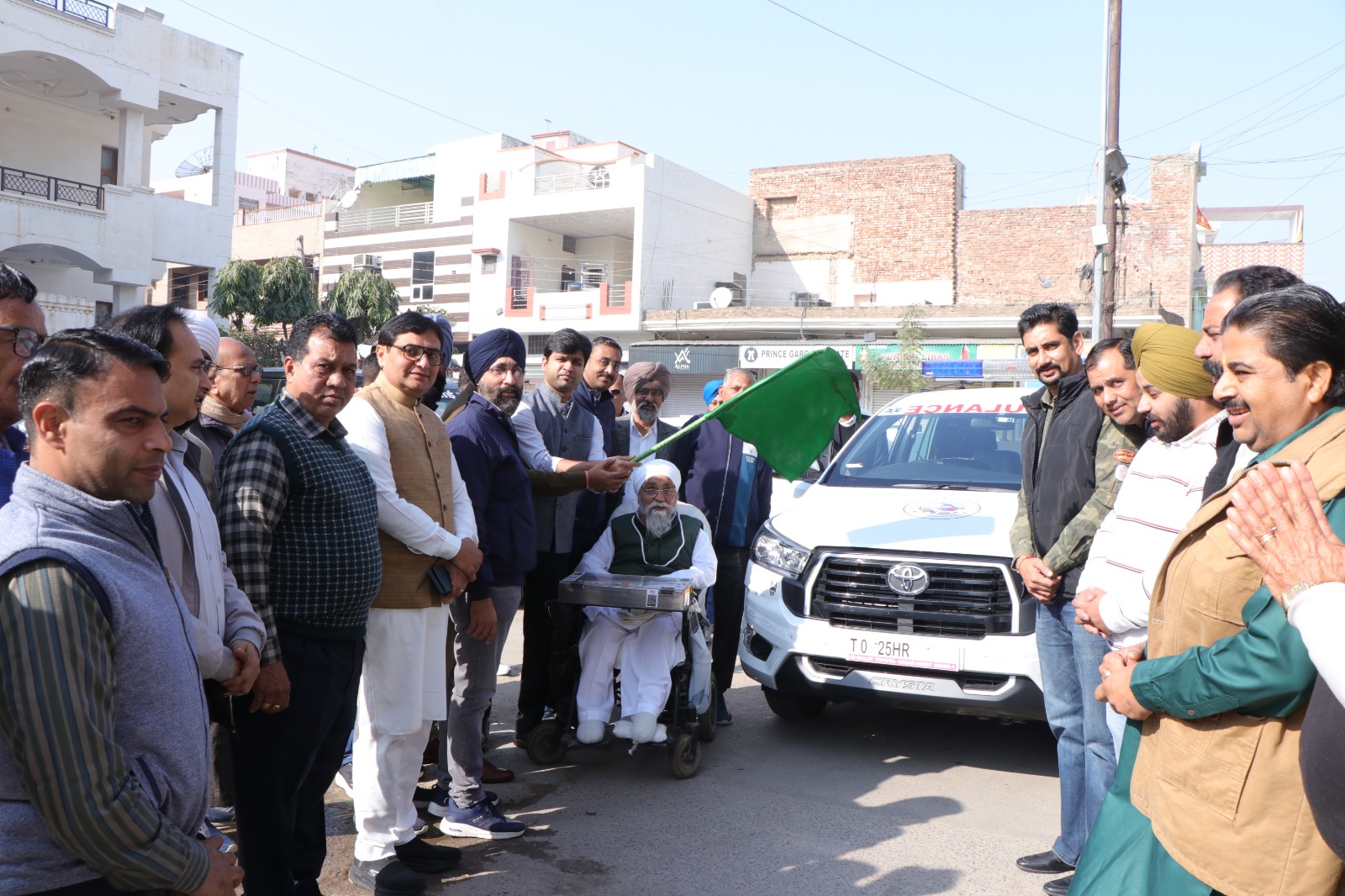 एंबुलेंस को हरी झंडी दिखाकर नई शाखा का शुभारंभ करते पद्म गुरविंद्र सिंह व एसडीएम डबवाली.