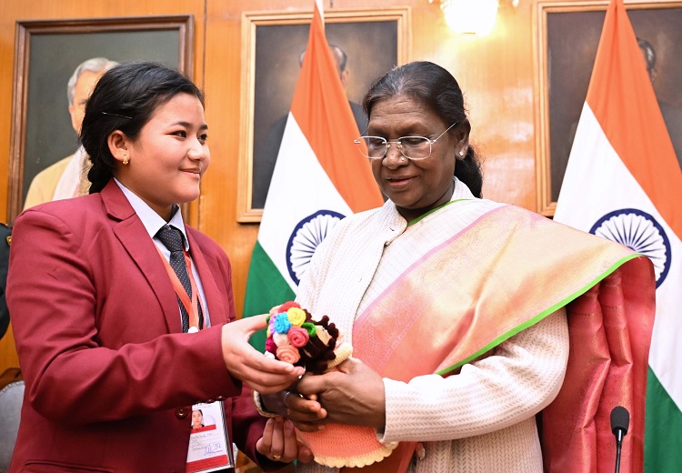 इम्फाल में विस्थापित लोगों से मिलीं President मुर्मू इम्फाल में विस्थापित लोगों से मिलीं President मुर्मू