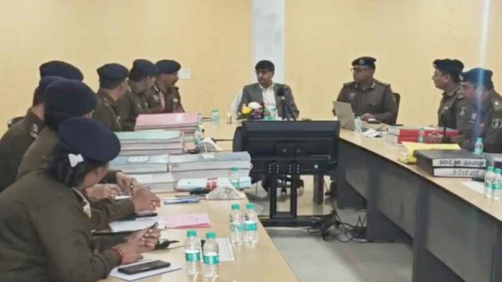 डीजीपी पुलिस अधिकारियों की बैठक लेते हुए