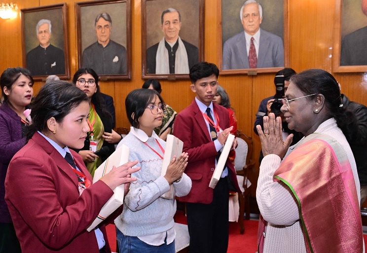 इम्फाल में विस्थापित लोगों से मिलीं राष्ट्रपति मुर्मू इम्फाल में विस्थापित लोगों से मिलीं राष्ट्रपति मुर्मू