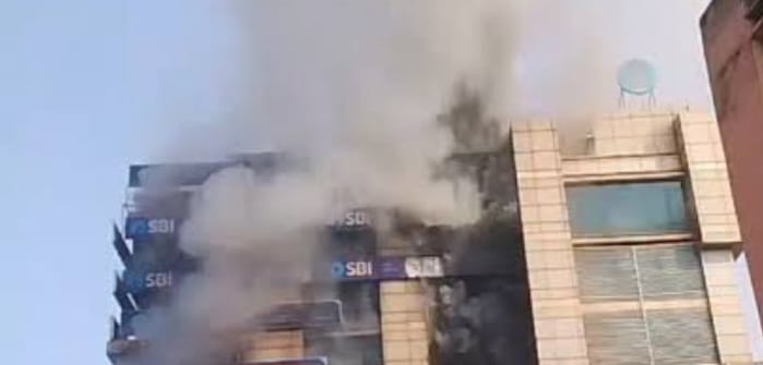 गुवाहाटी के भांगागढ़, एबीसी इलाके के स्वागत स्क्वायर में पिछले 33 घंटे सेलगी आग को बुझाने का प्रयास गुरुवार को भी जारी