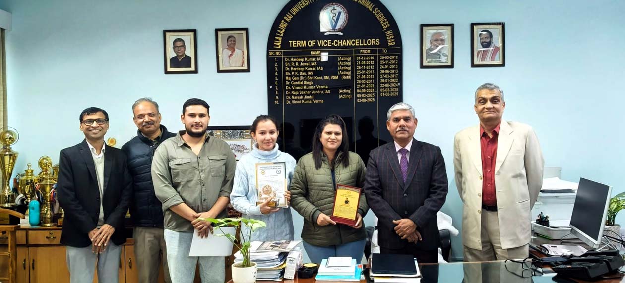 पुरस्कारों से नवाज़े गए वैज्ञानिक एवं छात्र कुलपति प्रो. विनोद कुमार वर्मा के साथ.