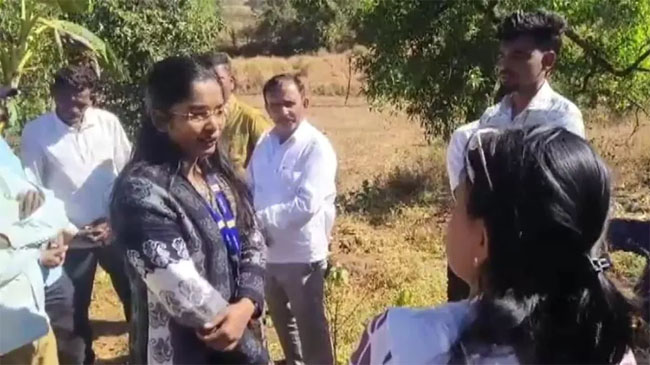 फोटो: नासिक में बच्चा बेचने के आरोप की जांच करते हुए स्वास्थ्य कर्मी