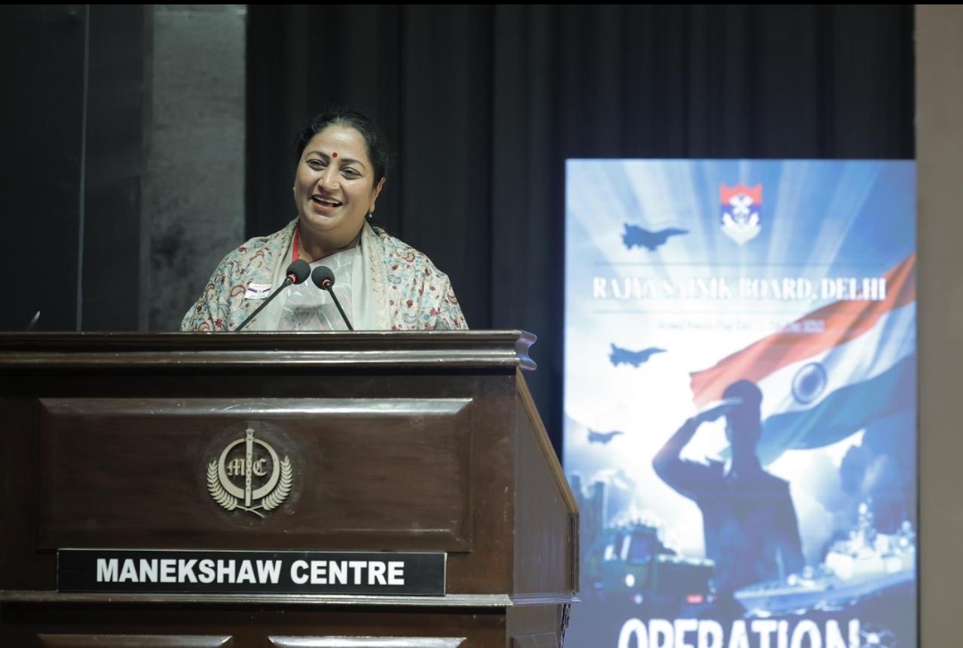 मानेकशॉ सेंटर दिल्ली कैंट में आयोजित सशस्त्र सेना झंडा दिवस समारोह को संबोधित करती Chief Minister  रेखा गुप्ता