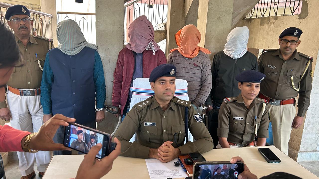 एएसपी अतुलेश झा प्रेस वार्ता करते