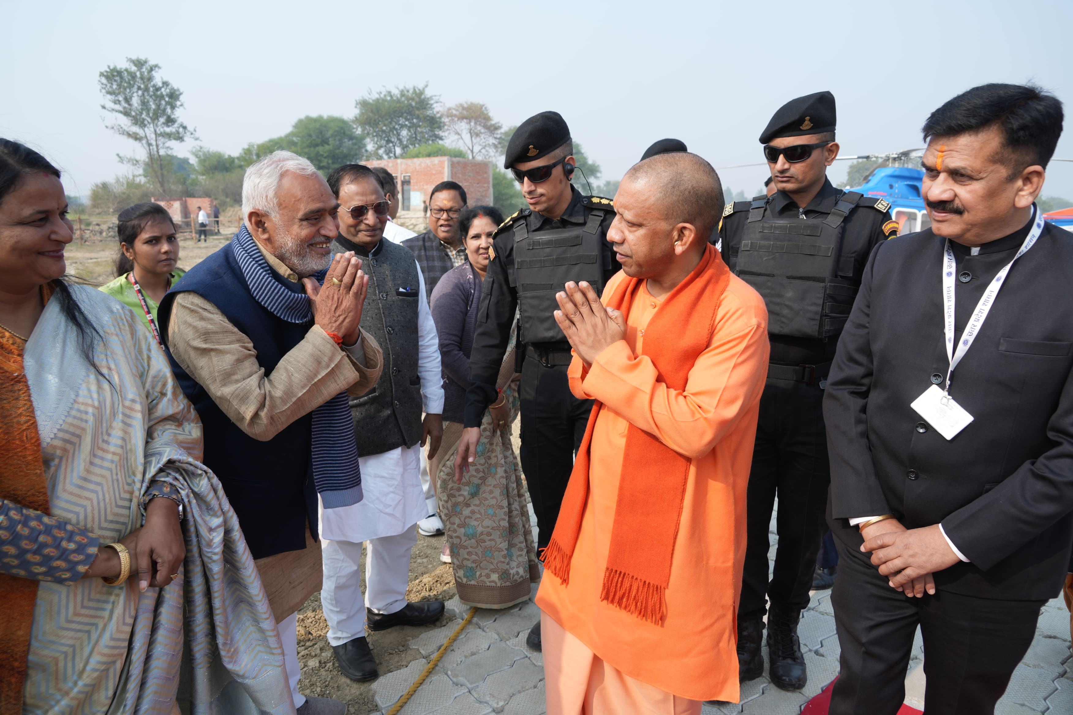 हेलीपैड पर लोगों का अभिवादन स्वीकार करते हुए मुख्यमंत्री योगी आदित्यनाथ जी हेलीपैड पर लोगों का अभिवादन स्वीकार करते हुए मुख्यमंत्री योगी आदित्यनाथ जी