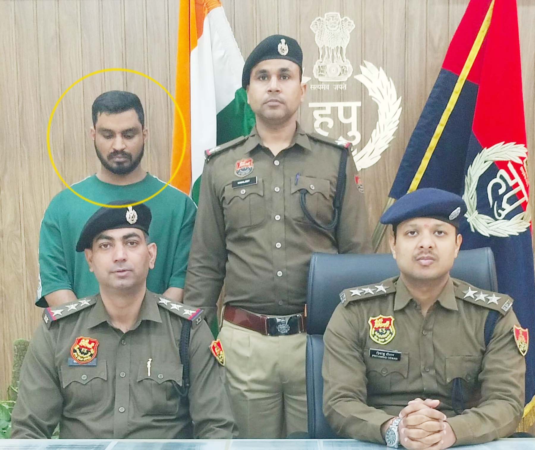 गुरुग्राम पुलिस की गिरफ्त में फर्जी अधिकारी बनकर ठगी करने का आरोपी.