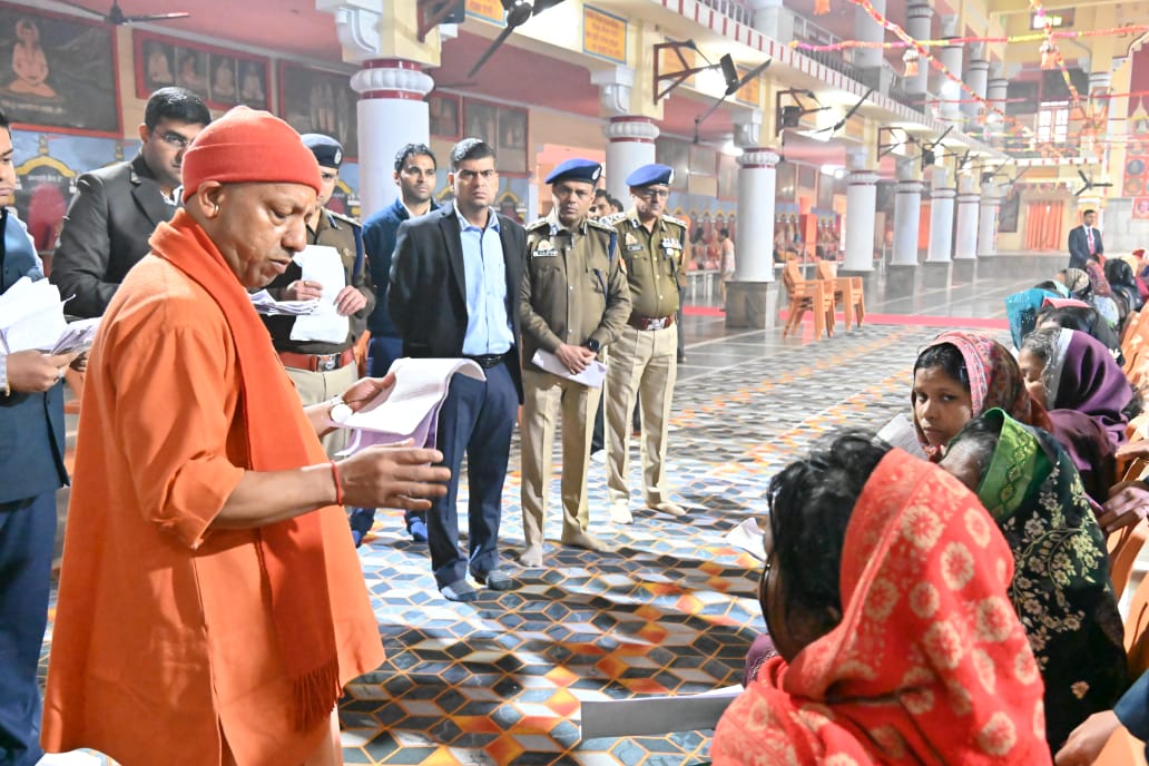 गोरखनाथ मंदिर में लगातार दूसरे दिन मुख्यमंत्री योगी आदित्यनाथ ने जनता दर्शन में की लोगों से मुलाकात* गोरखनाथ मंदिर में लगातार दूसरे दिन मुख्यमंत्री योगी आदित्यनाथ ने जनता दर्शन में की लोगों से मुलाकात*
