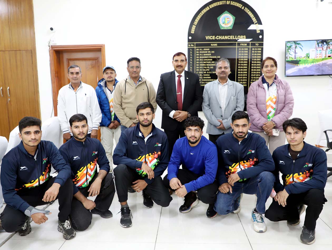 कुलपति प्रो. नरसीराम बिश्नोई के साथ खेलो इंडिया खेलों के पदक विजेता खिलाड़ी.