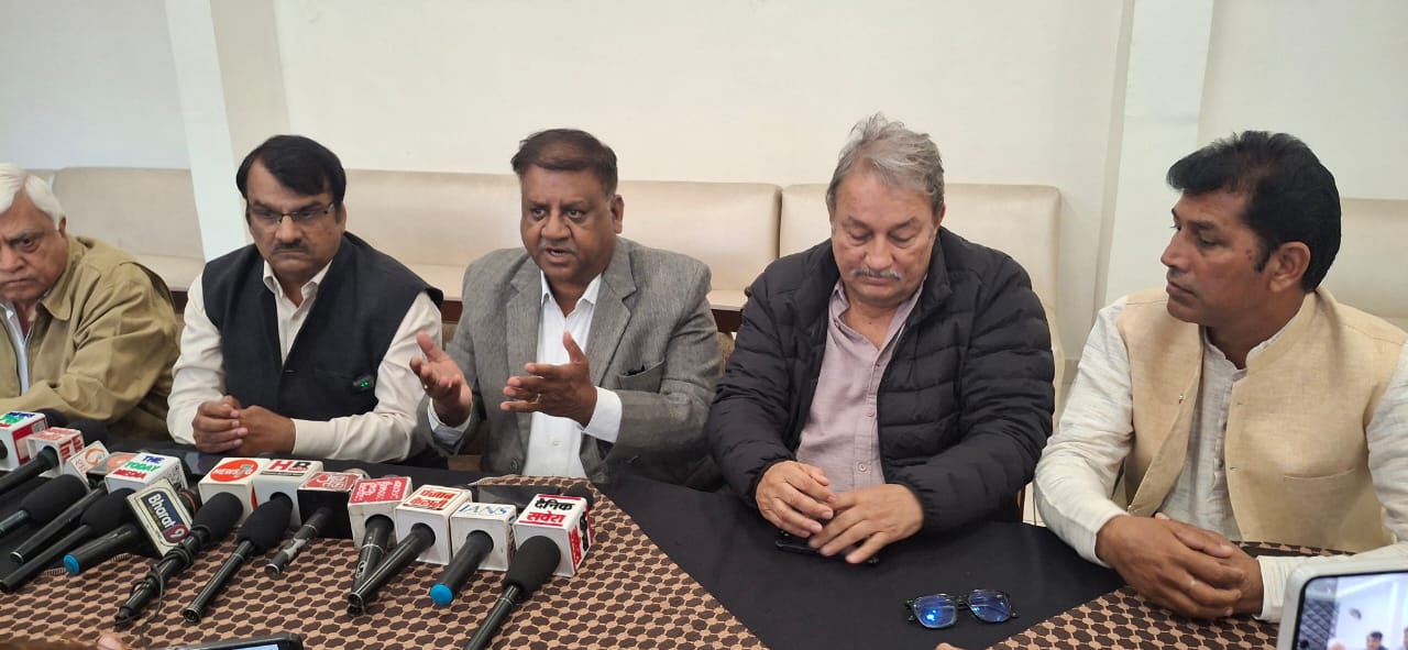 पत्रकारों से बातचीत करते हुए कांग्रेस नेता जयभगवान गोयल.