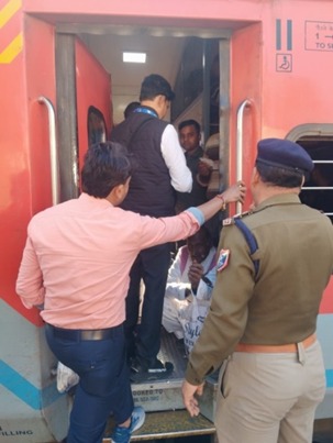 मुरादाबाद रेलवे स्टेशन पर चलता किलेबंदी टिकट चेकिंग अभियान. मुरादाबाद रेलवे स्टेशन पर चलता किलेबंदी टिकट चेकिंग अभियान.