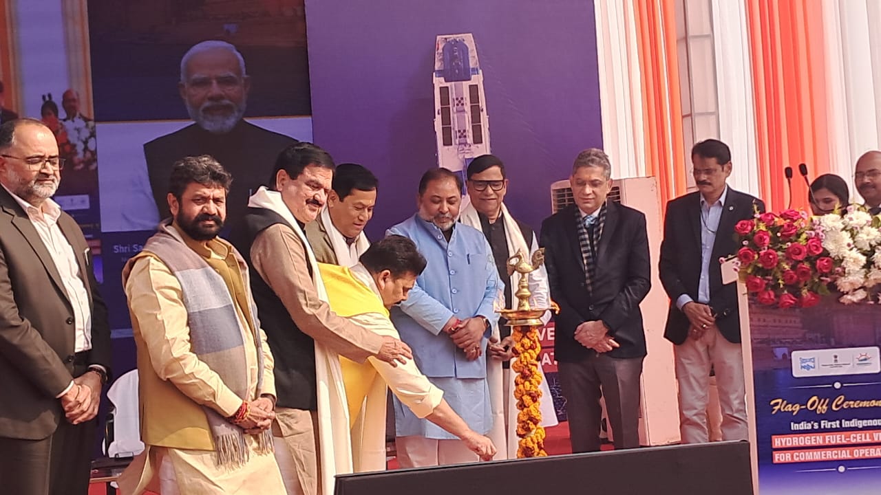 कार्यक्रम में उपस्थित विशिष्ट जन और केन्द्रीय मंत्री