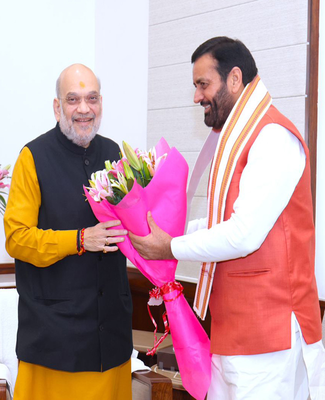 Haryana के Chief Minister  नायब सैनी गृहमंत्री अमित शाह से मुलाकात करते हुए