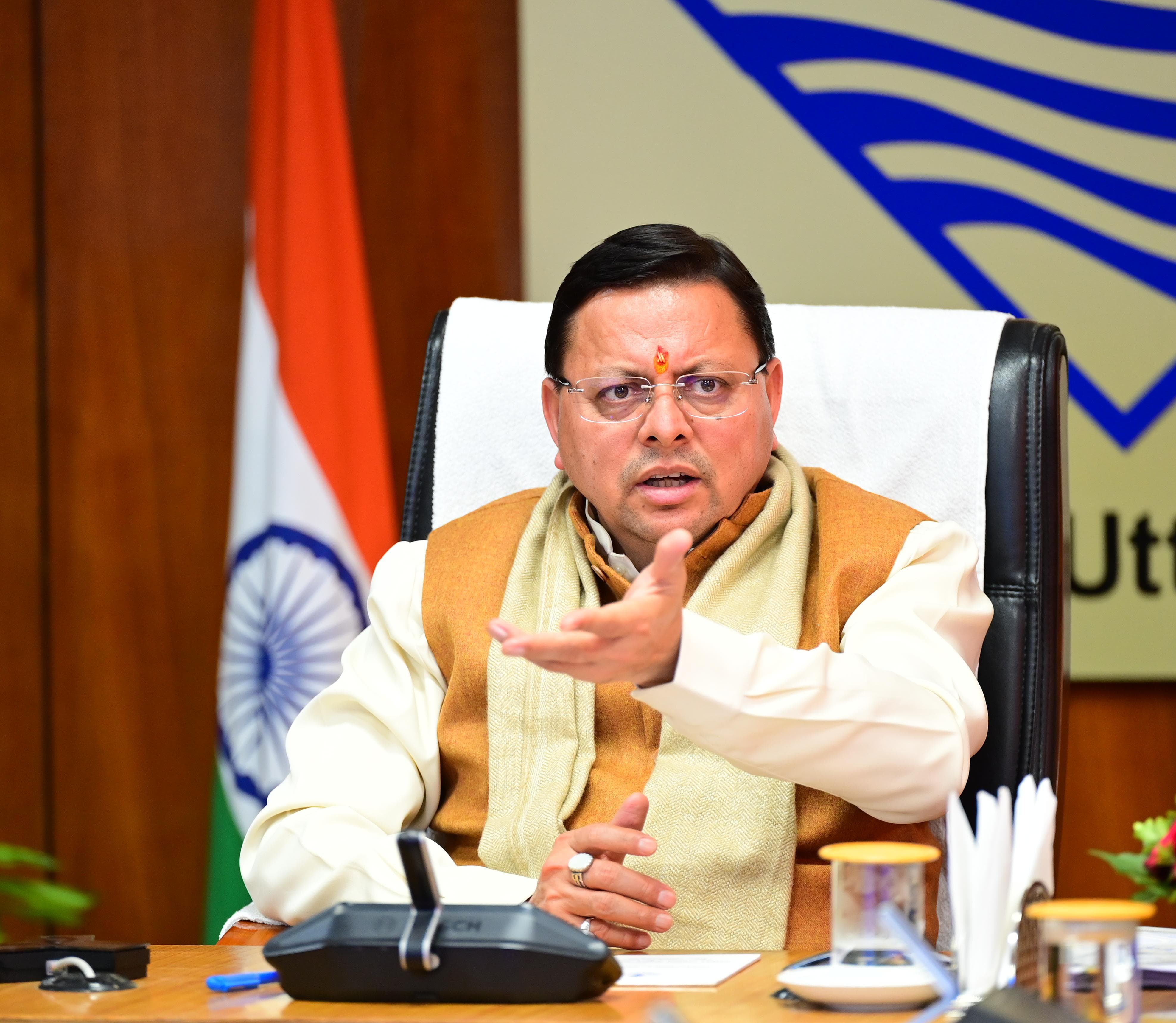 Chief Minister  पुष्कर सिंह धामी वन विभाग की समीक्षा बैठक करते.