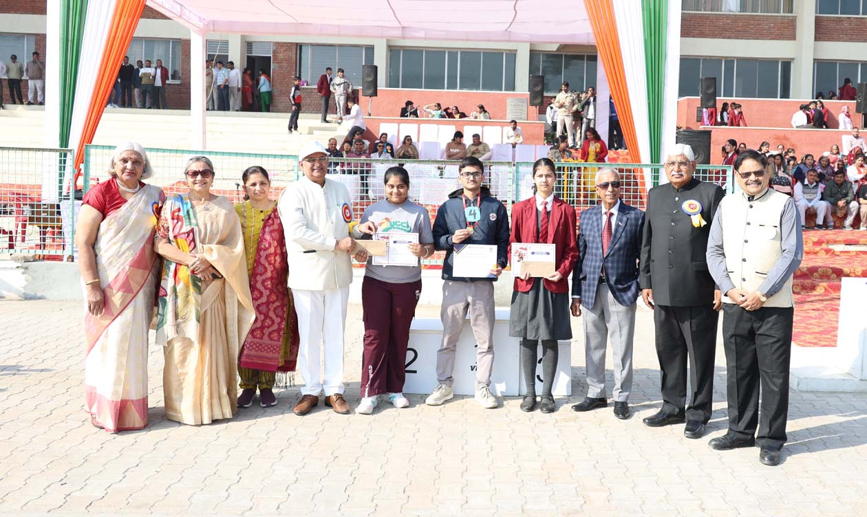 कुलपति प्रो. बीआर कम्बोज विद्यार्थियों को सम्मानित करते हुए.