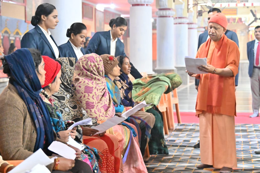 गोरखनाथ मंदिर में लगातार दूसरे दिन मुख्यमंत्री योगी आदित्यनाथ ने जनता दर्शन में की लोगों से मुलाकात* गोरखनाथ मंदिर में लगातार दूसरे दिन मुख्यमंत्री योगी आदित्यनाथ ने जनता दर्शन में की लोगों से मुलाकात*