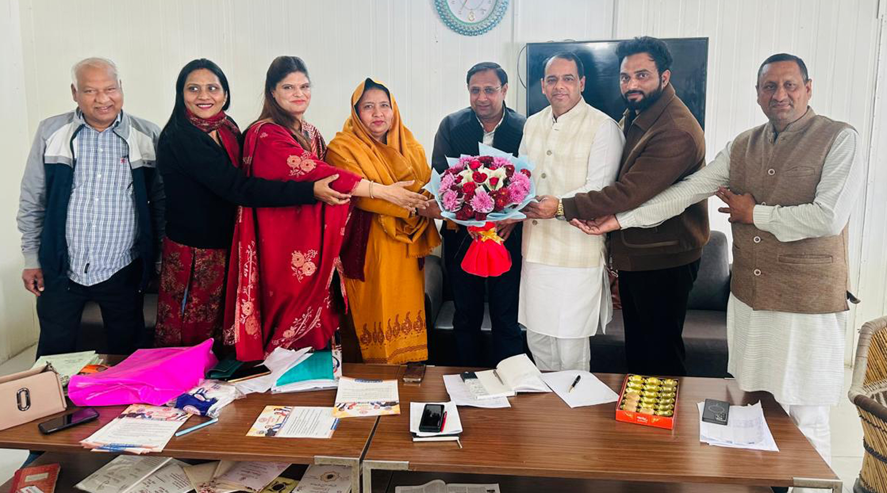 गुरुग्राम के सेक्टर-82 में आत्मनिर्भर भारत संकल्प अभियान को लेकर बैठक के दौरान सरपंच सुंदर लाल यादव का स्वागत करते कार्यकर्ता.