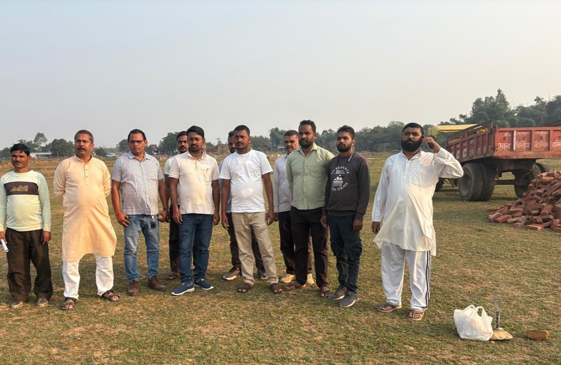 खमहरिया कलां गांव में जीआईसी विद्यालय के भूमि पूजन में जुटे लोग