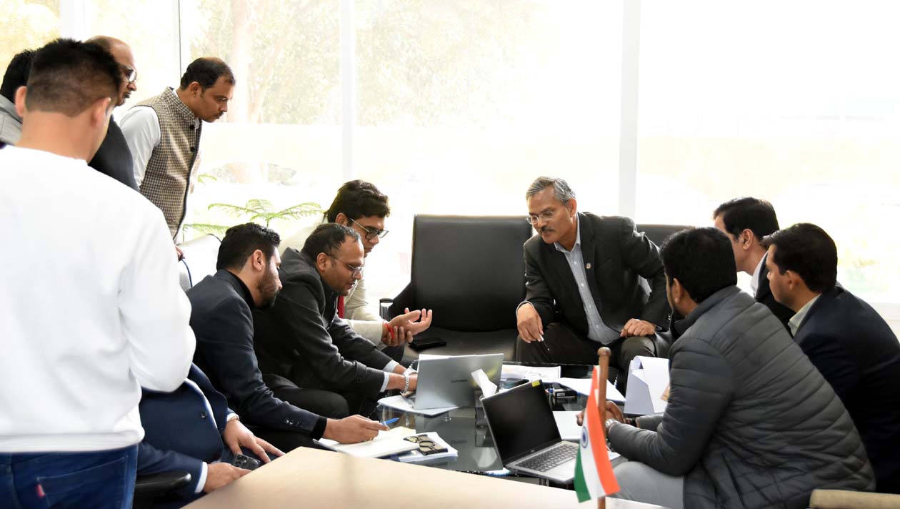 बैठक में अधिकारियों को निर्देश देते उपायुक्त महेंद्र पाल.