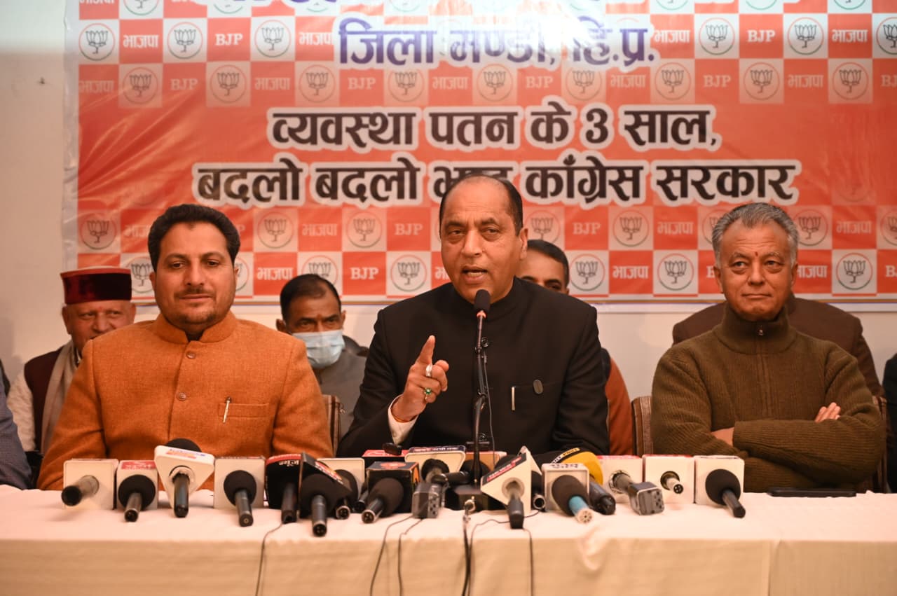 मंडी में पत्रकारों से बात करते हुए जयराम ठाकुर.