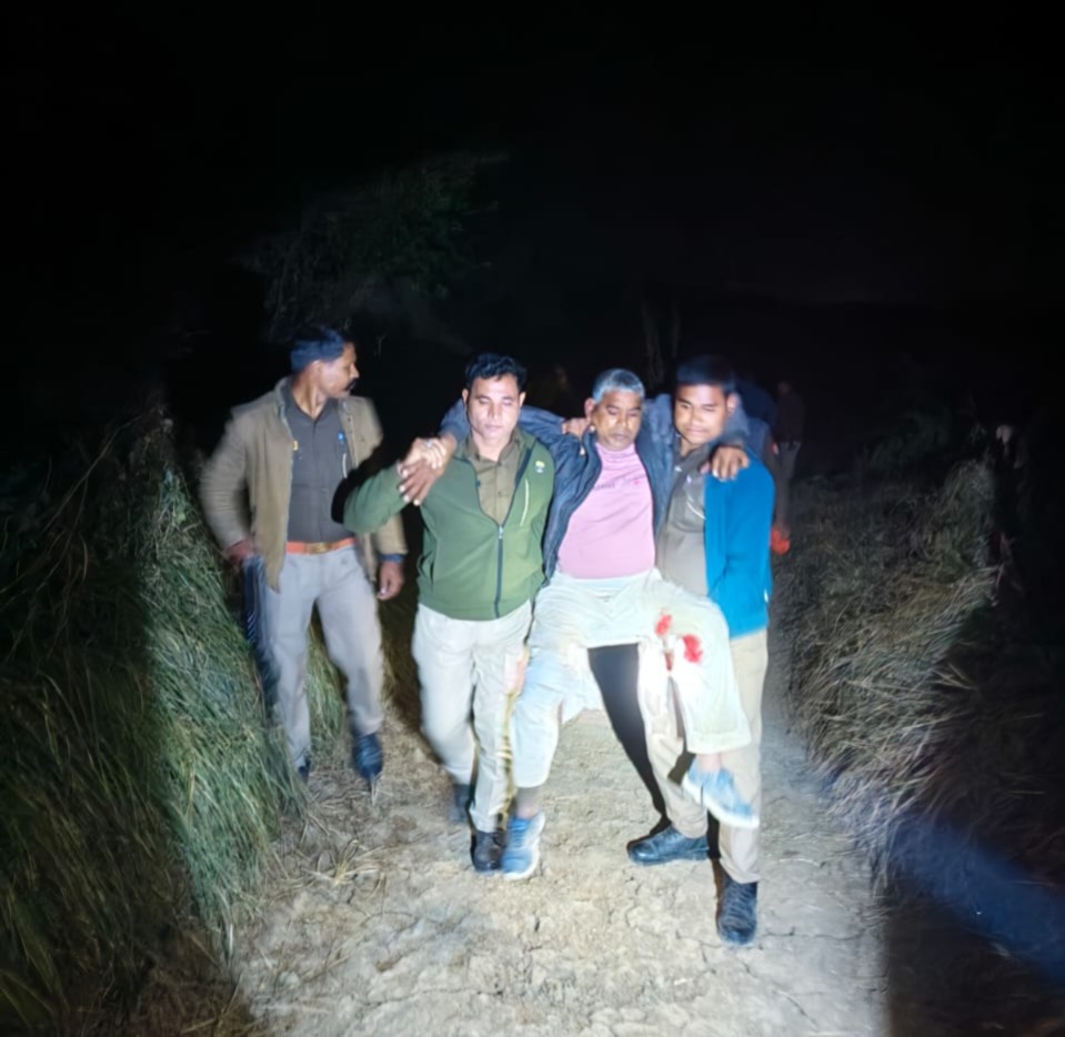 फोटो-मुठभेड़ में गोली लगने से घायल आरोपित को उठाकर ले जाती पुलिस फोटो-मुठभेड़ में गोली लगने से घायल आरोपित को उठाकर ले जाती पुलिस