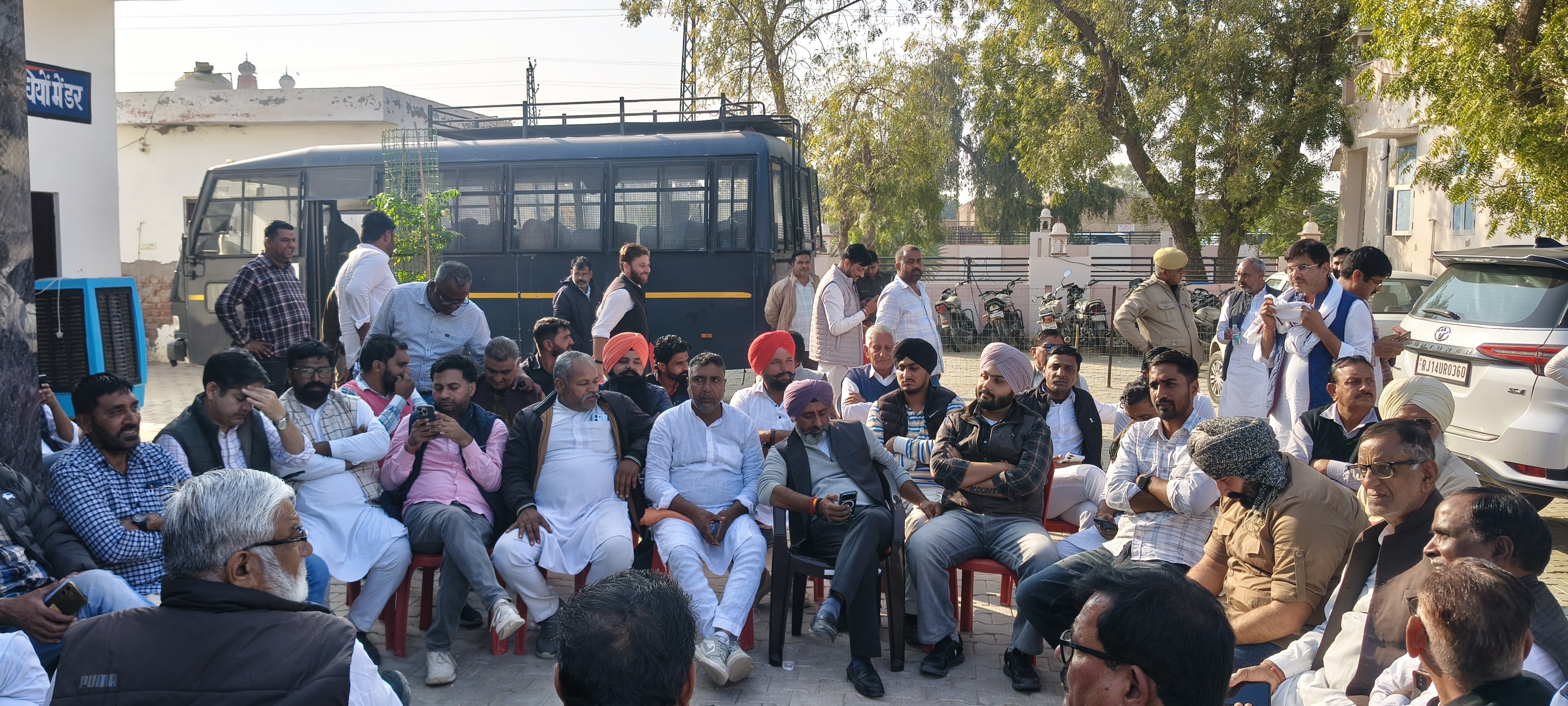 एथेनॉल फैक्ट्री पर हनुमानगढ़ में बवाल: दीवार तोड़ी—वाहनों में आग