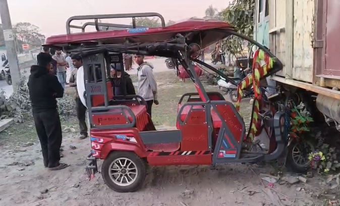 दुर्घटना में क्षतिग्रस्त टोटो