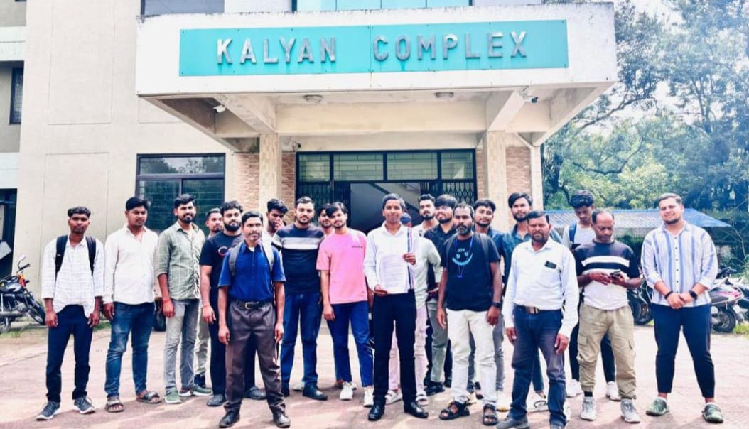 ज्ञापन सौंपने के बाद प्रतिनिध‍िमंडल सदस्‍यों की फोटो