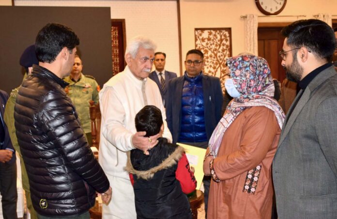 उपराज्यपाल ने नौगाम विस्फोट में शहीद हुए लोगों के परिवारों से की मुलाकात, अनुकंपा के आधार पर नियुक्ति पत्र सौंपे उपराज्यपाल ने नौगाम विस्फोट में शहीद हुए लोगों के परिवारों से की मुलाकात, अनुकंपा के आधार पर नियुक्ति पत्र सौंपे